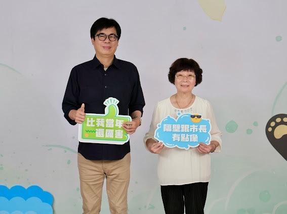陳其邁(左)與72歲的莊美蓮(右)合影。 圖：高雄市教育局/提供