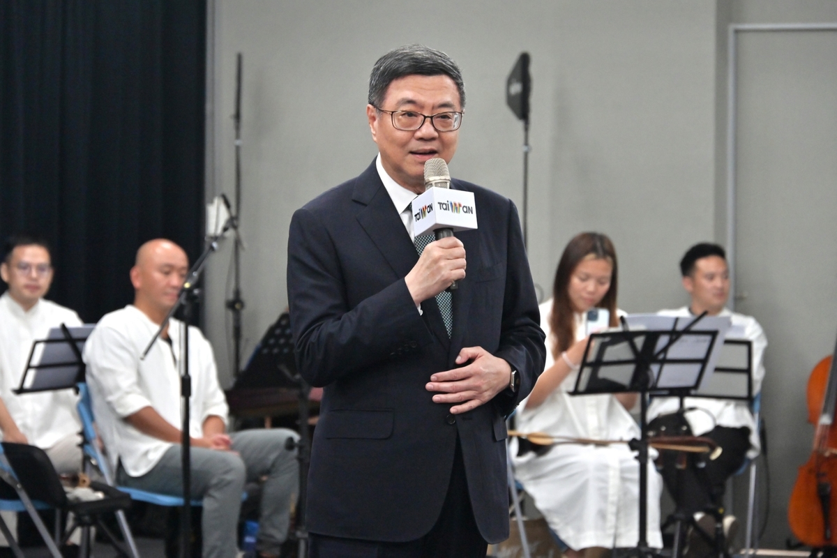 行政院長卓榮泰在文化奧運團隊即將啟程之時，出席彩排為團隊加油。 圖：行政院提供