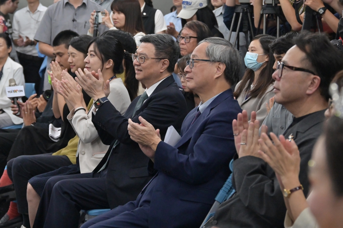 行政院長卓榮泰與文化部長李遠全程觀看《在恁佮意》。 圖：行政院提供