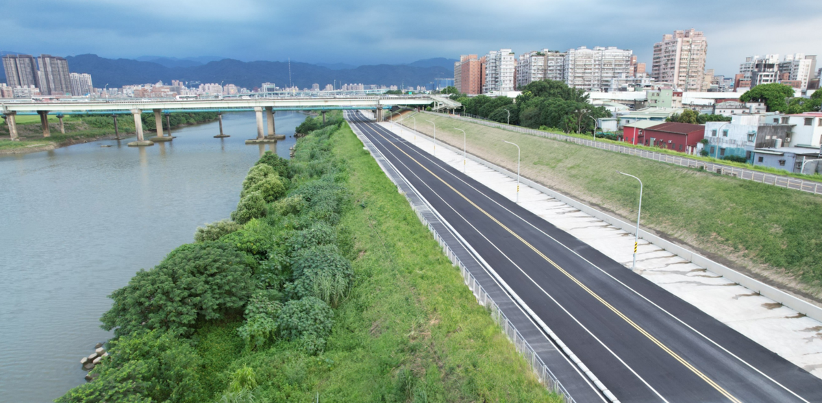 雙向一快一慢車道及臨河自行車道，路寬14公尺，串聯三重至鶯歌堤外便道系統。 圖：新北市水利局/提供