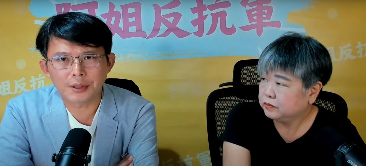 民眾黨立院總召黃國昌（左）18日現兒資深媒體人黃光芹的直播，談到楊文科案時沒有咆哮，反而被指「很有禮貌」。 圖：翻攝自YouTube
