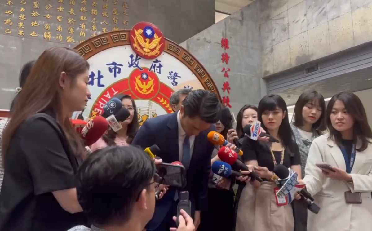 台北市長蔣萬安（中）19日終於鞠躬向私立幼兒園性侵案受害孩童、家長道歉。 圖：周煊惠 / 翻攝