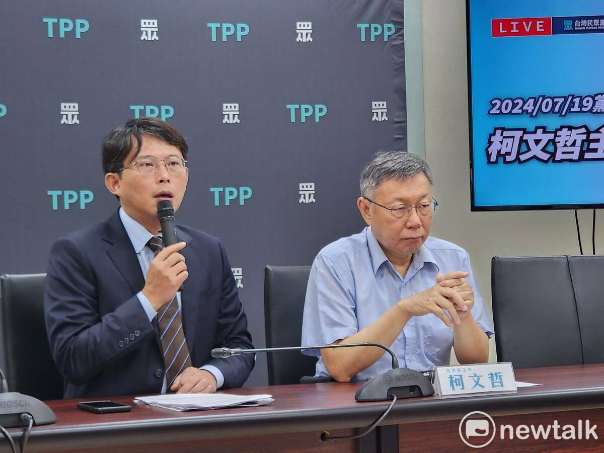民眾黨團總召黃國昌（左）、黨主席柯文哲（右）。 圖：周煊惠 / 攝