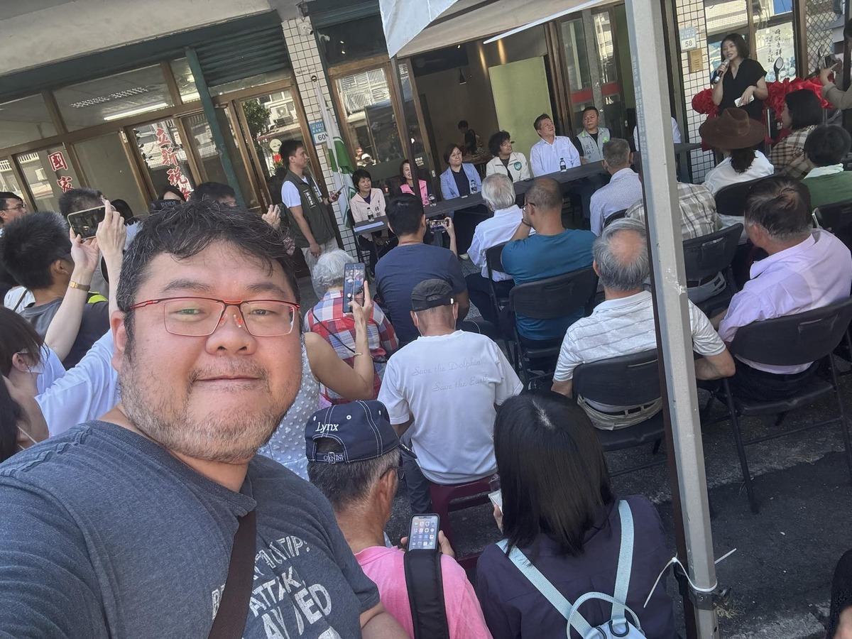四叉貓（前）現身民進當不分區立委沈伯洋（前排坐者右三）花蓮服務處開張，現場幾乎座無虛席。 圖：翻攝自劉宇臉書