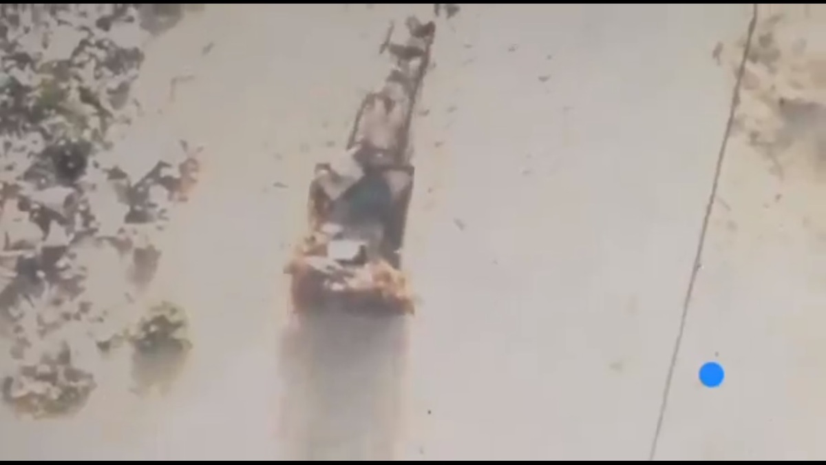哈瑪斯利用驢車運送士兵與作戰物資，但卻在移動過程中被以色列無人機發現，面臨被「定點擊殺」的命運。 圖：擷取自 @ Israelwaronhama X 分享影片