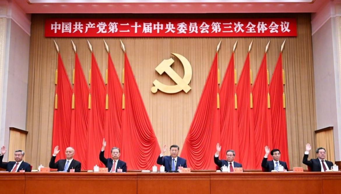 中國第二十屆三中全會剛落幕，有網友分析三中全會的《公報》與《決定》，發現中國政府可能透過進一步「割韭菜」，化解財政緊張的局面。 圖:翻攝自 李老師不是你老師 X