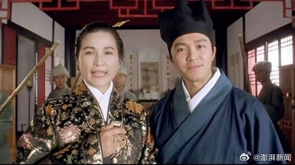 鄭佩佩（左）在電影《唐伯虎點秋香》飾演「華夫人」為人熟知。 圖：翻攝自微博