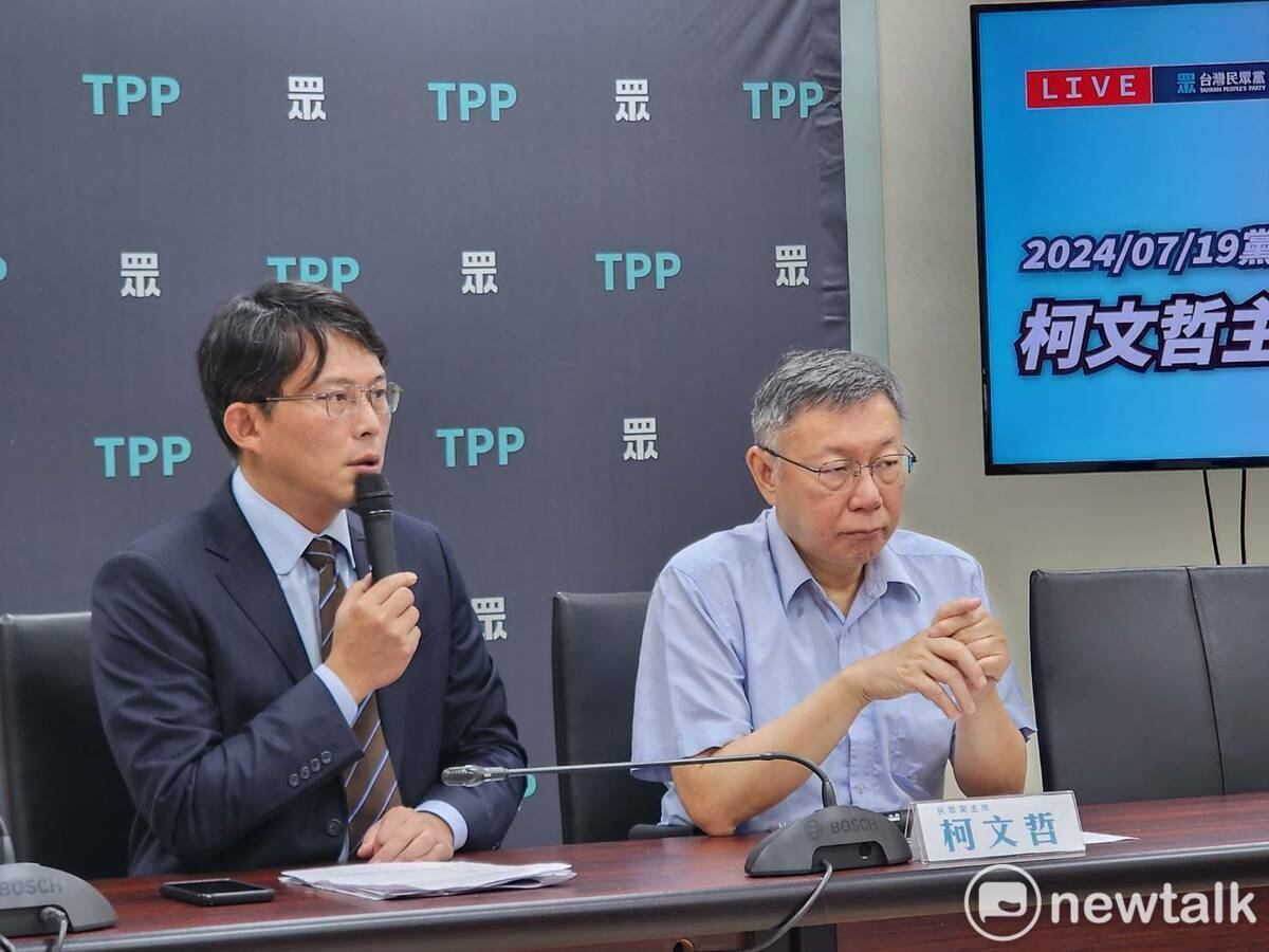 民眾黨主席柯文哲（右）、黨團總召黃國昌（左）。 圖：周煊惠 / 攝