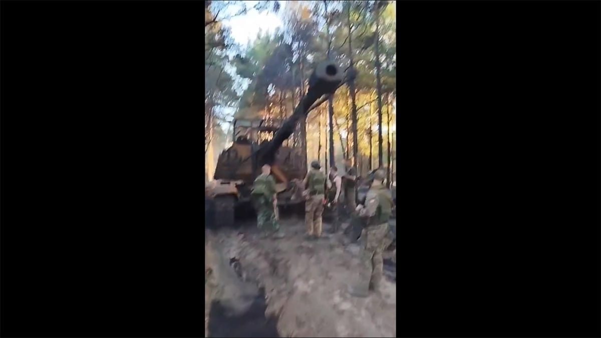 烏克蘭士兵成功使用無人機，剿獲俄羅斯的 2S19M2 Msta-S 型自走砲。 圖：擷取自 @front_ukrainian X 分享影片