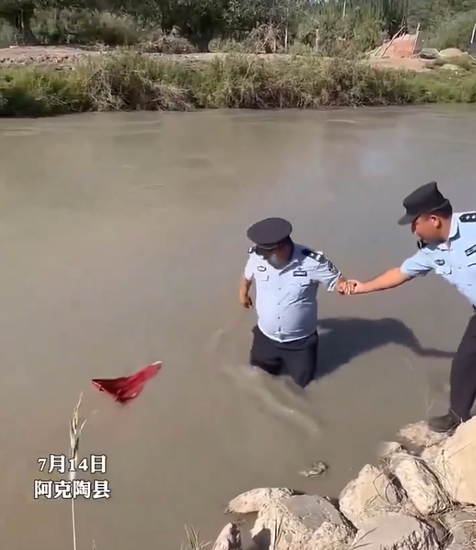 中國民警作秀。 圖：翻攝自領導幹部 X（前推特）帳號