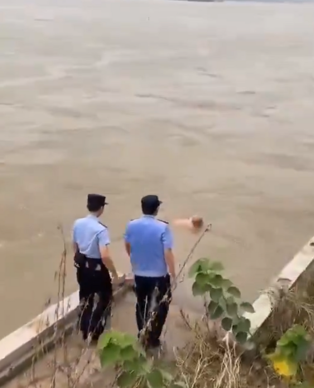 中國警察不認真救助落水老人。 圖：翻攝自羅翔 X（前推特）帳號