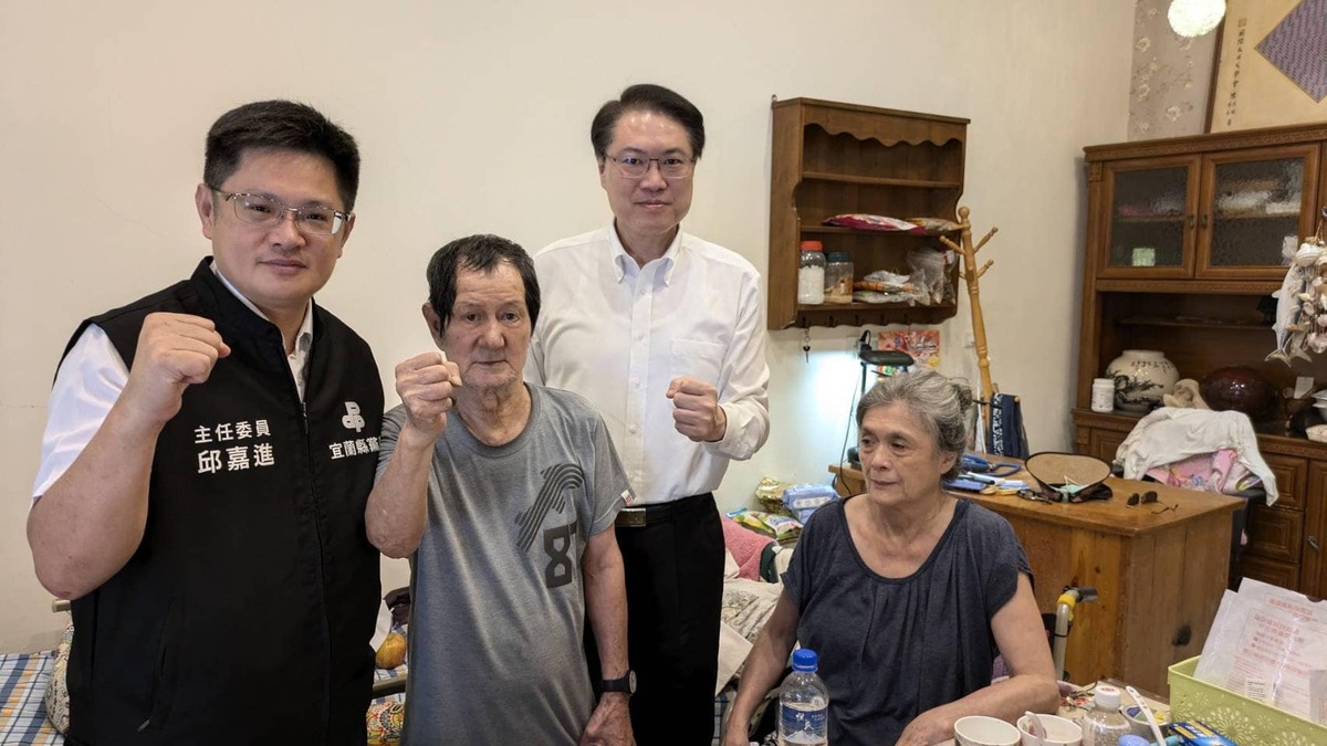 民進黨秘書長林右昌赴宜蘭探視創黨黨員劉慶池，宜蘭縣黨部主委邱嘉進也現身。 圖：翻攝自林右昌臉書
