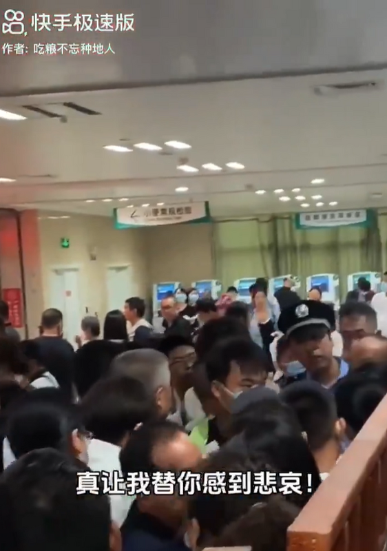 網友批評中國醫院把人民當提款機，並將醫療視為一門生意，而非以救人為目的經營。 圖:翻攝自 爛尾中國 X