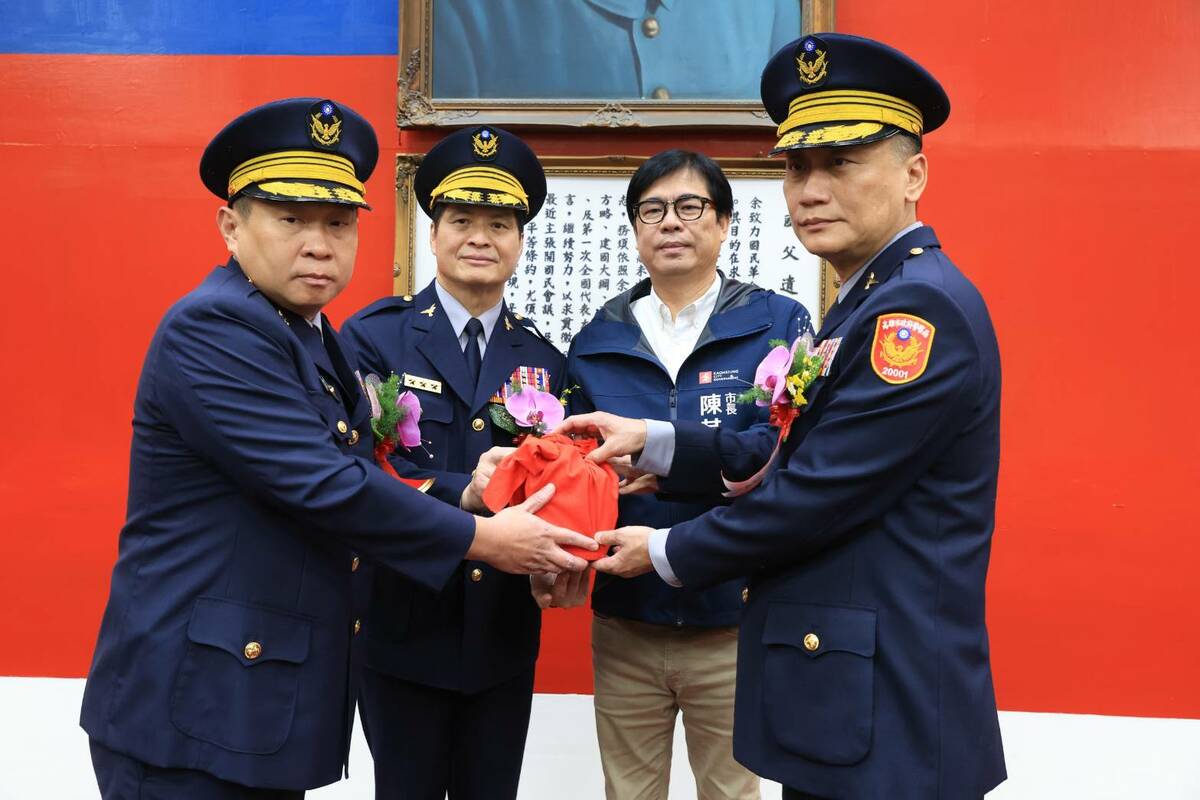 高市警卸、新任分局長聯合布達交接，陳其邁(右二)主持、林炎田(左二)擔任監交人。 圖：高雄市警局/提供