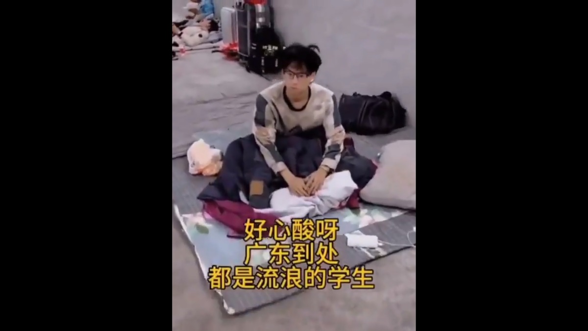 部分中國學生畢業後找不到工作，只能拖著行李到處流浪，被網友評價為習近平的新爛尾政績－「爛尾娃」。 圖：翻攝X（前推特）