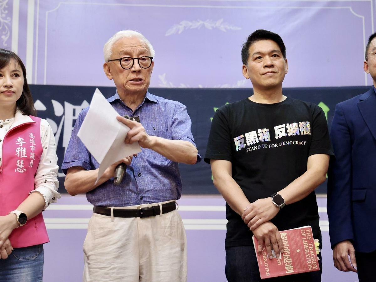 李柏毅(右二)、曹興誠(左二)表示絕不讓藍白在國會中得逞。 圖：李柏毅服務處/提供