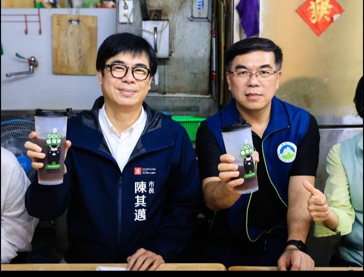 彭啓明(右)、陳其邁(左)走逛市場帶動推廣環保容器。 圖：高雄市政府/提供