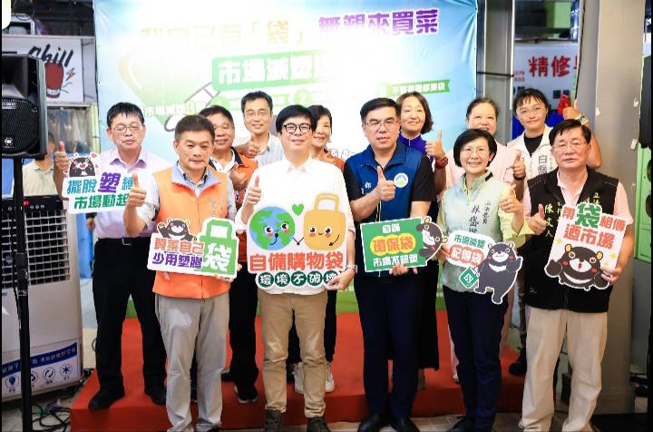 彭啓明(前排中)、陳其邁(前排左二)響應傳統市場無塑行動。 圖：高雄市政府/提供