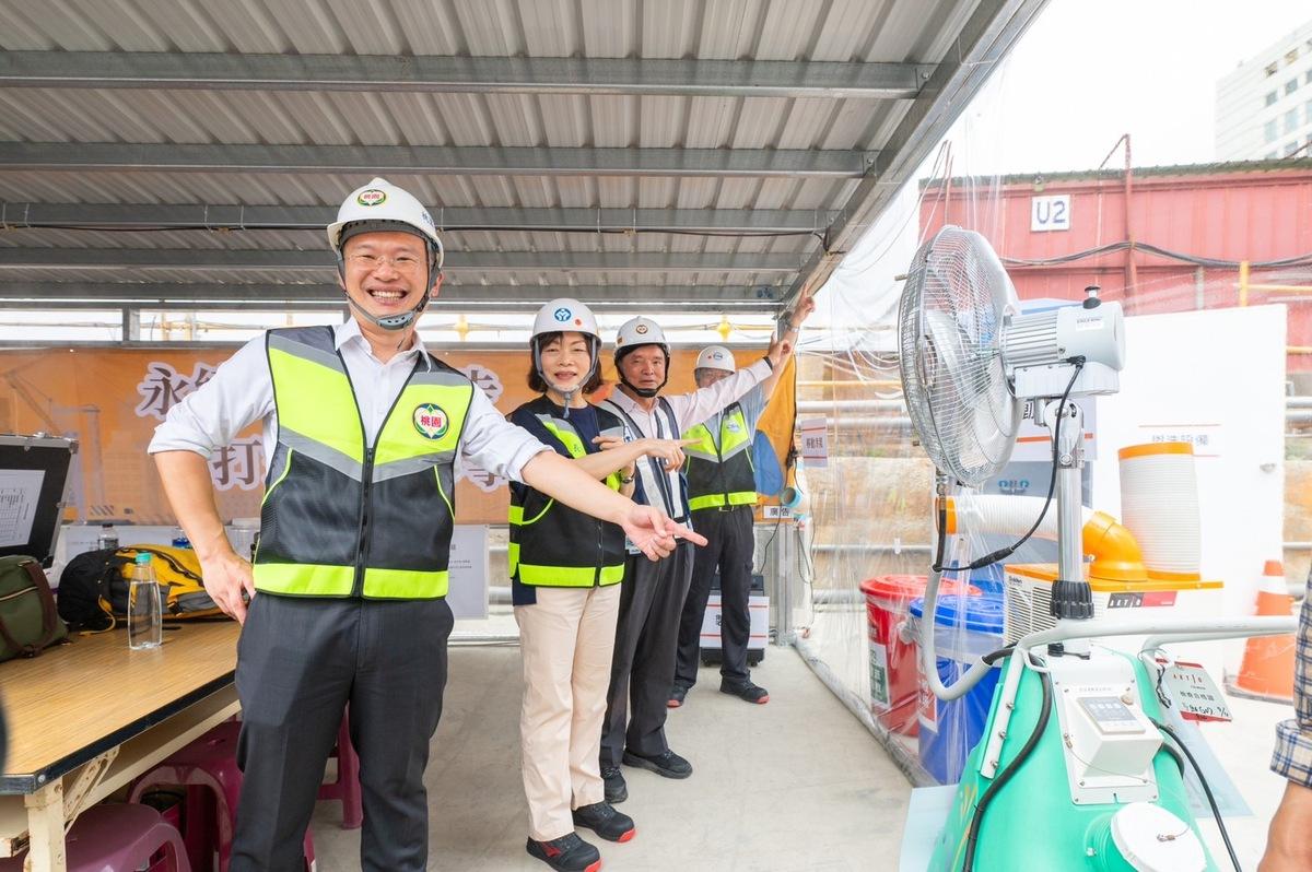 8月份起，戶外工作場所皆需有移動冷氣、噴霧式灑水設備及電風扇等3項降溫設備，避免戶外工作熱危害。 圖：桃園市政府/提供