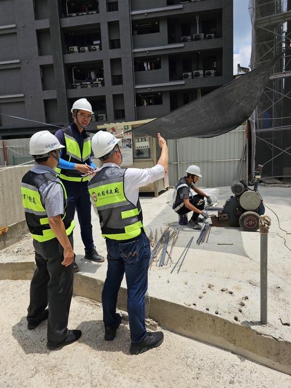 近日天氣炎熱，桃園市政府為保護勞工避免熱危害，對戶外工作環境實施勞檢，違者重罰15萬元。 圖：桃園市政府/提供