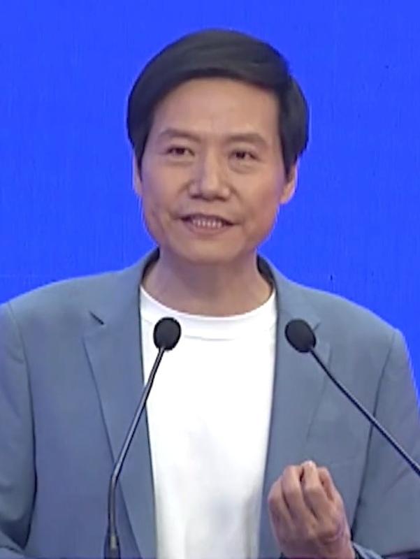 小米集團董事長雷軍，19日演講時，提到小米造車是因為2021年被美國制裁，於是有董事建議小米考慮造車。 圖片來源/中新社