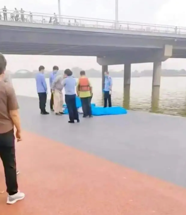 西安一名母親捆綁僅 5 歲的幼兒從咸陽湖二號橋處跳入湖中。 圖：翻攝自 賣男孩的小火柴 X