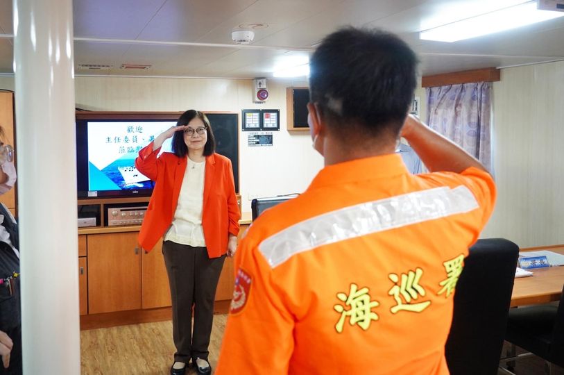 6月21日巡護九號人員遠航任務啟航前向管碧玲(左)敬禮。 圖：翻攝管碧玲臉書