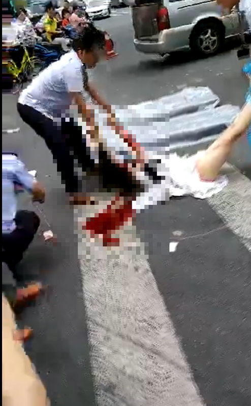 上海黃興路大潤發門口，疑似發生連殺多人特大惡性砍頭事故。 圖：翻攝自小泳 X 帳號