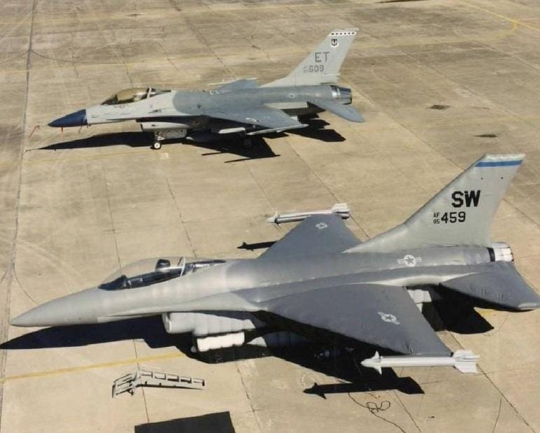烏軍在某處放置充氣的偽 F-16 來混淆俄軍。 圖：翻攝自 NiKITa X 帳號