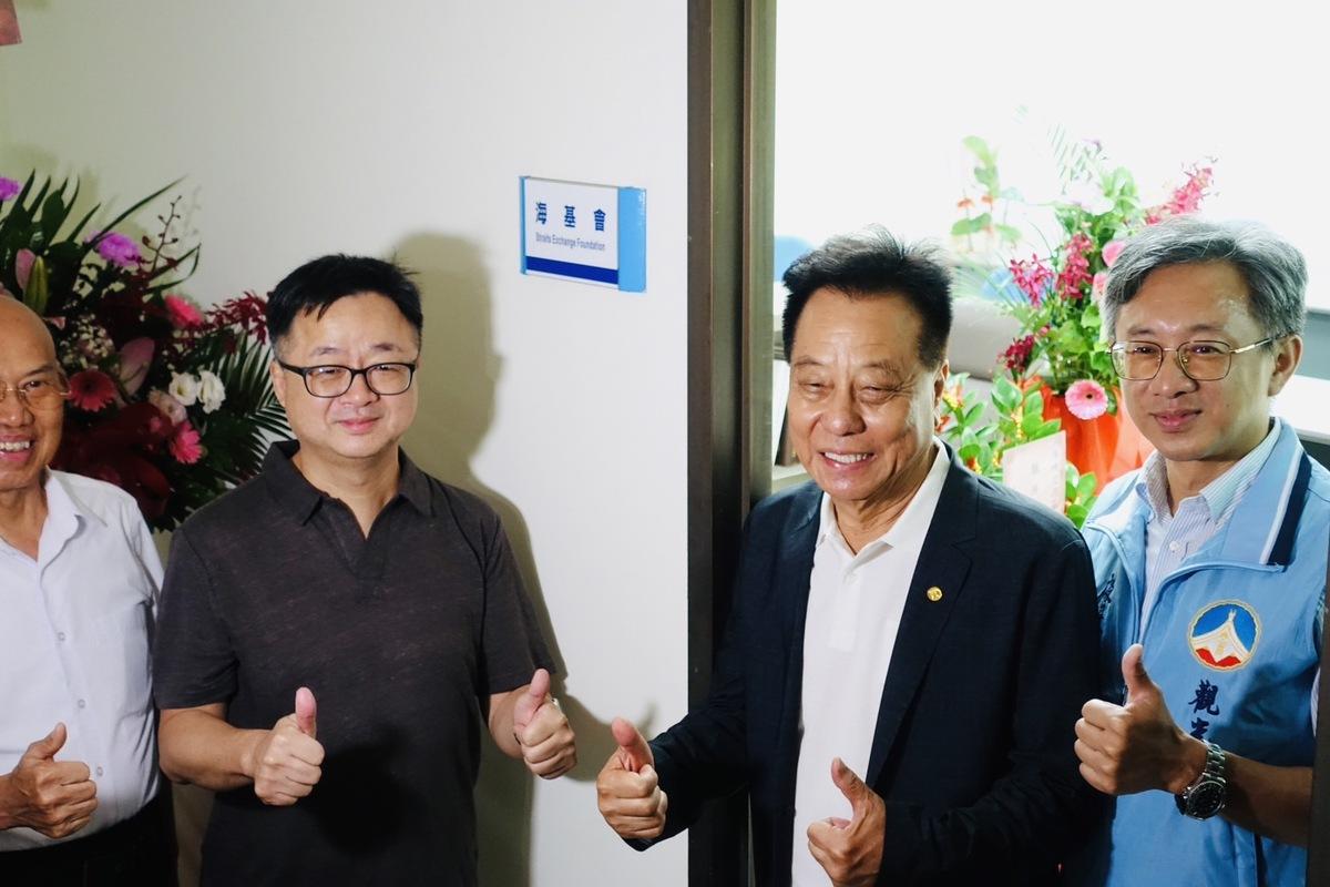 羅文嘉、洪允典議長為金門行政協調中心海基會辦公室揭牌。 圖 : 海基會/提供