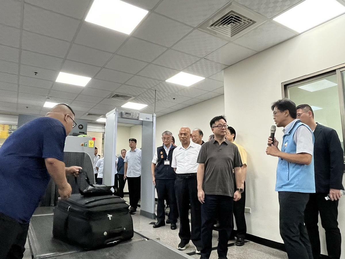 羅文嘉參訪小三通通關實務。 圖 : 海基會/提供