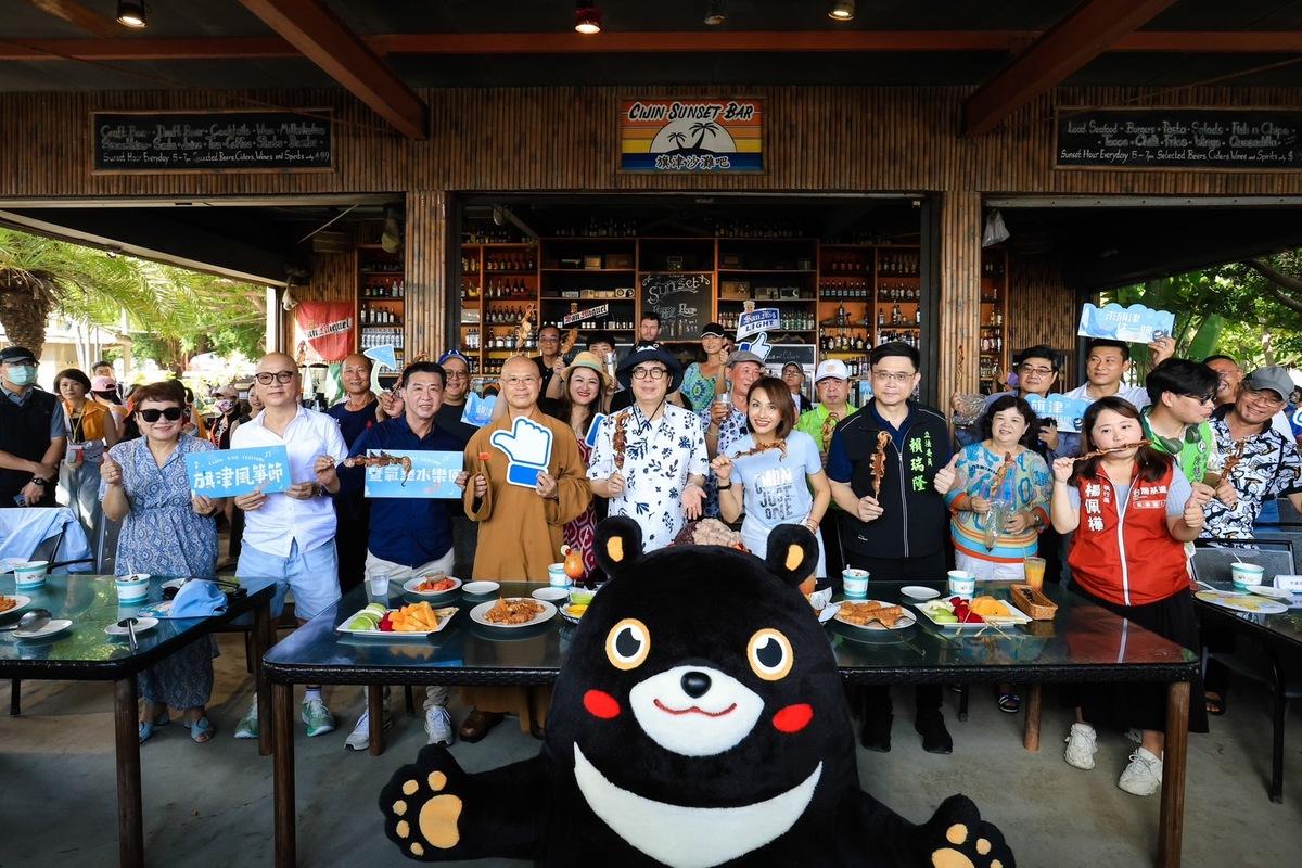 陳其邁(中)邀海內外遊客品嘗在地海味小吃。 圖：高雄市政府/提供