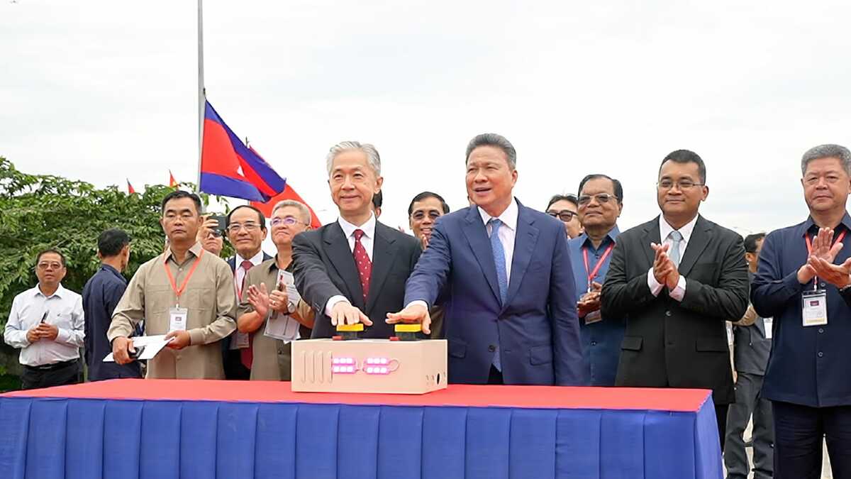 柬埔寨副首相孫占託（前右）和中國駐柬埔寨大使汪文斌（前左）共同出席了揭牌儀式。 圖 : 翻攝自汪文斌臉書