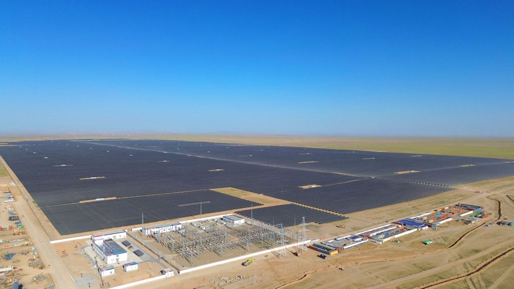 中國太陽能產業面臨產能過剩，價格暴跌，企業虧損加劇的3大慘況。圖為中資企業承建的烏茲別克沙漠中的太陽能光伏項目。 圖：取自新華社