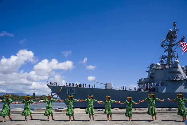 靠泊於珍珠港的美國海軍驅逐艦約翰．芬恩號（ USS John Finn ，DDG-113），攝於2017年7月10日 圖：美國海軍官網