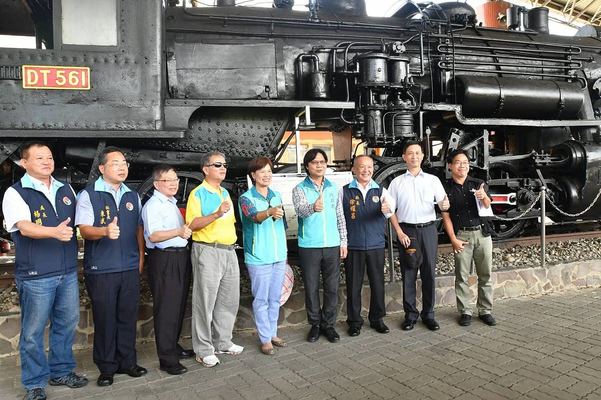 葉俊榮12日與徐耀昌視察苗栗火車站，支持以火車站為核心的「苗栗之心」計畫。 圖：內政部／提供