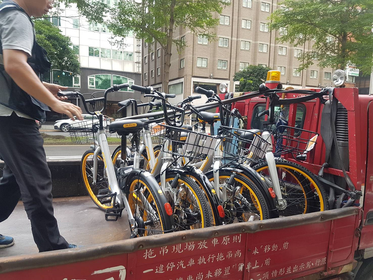 無樁式共享自行車oBike頻傳違停、佔用停車格，台灣大學校方因業者遲遲不肯領回這些違停的單車，故提起民事訴訟。 圖 : 台北市政府交通局/提供