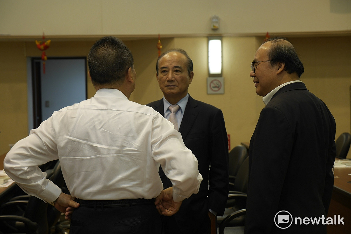 會前立委王金平與資深顧問韋伯韜、前交通部長陳建宇討論前瞻議題。 圖：趙婉淳／攝
