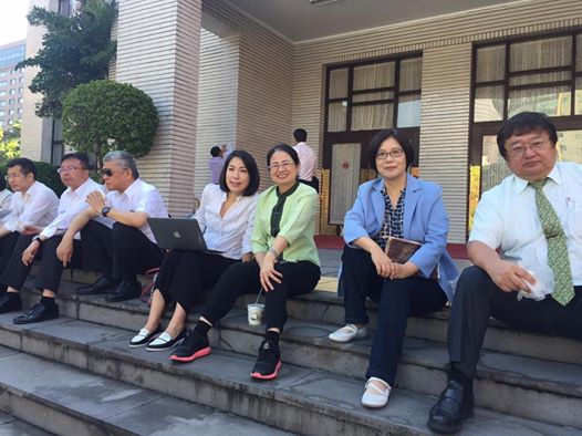 為了讓臨時會能順利召開，民進黨團13日一早即動員赴議場登記發言。 圖：翻自管碧玲臉書