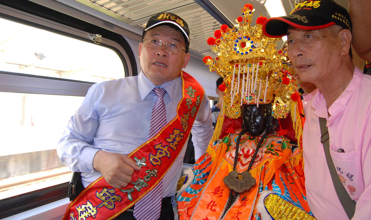 彰化媽坐火車赴百年禡祖會，彰化市長邱建富長隨侍在旁。 圖：彰化市公所/提供