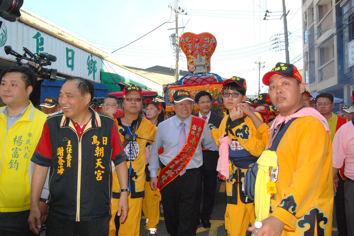 彰化媽抵烏日後由台中市長林佳龍（中後）與彰化市長邱建富（中前）一起扶鑾轎遶境。 圖：彰化市公所/提供