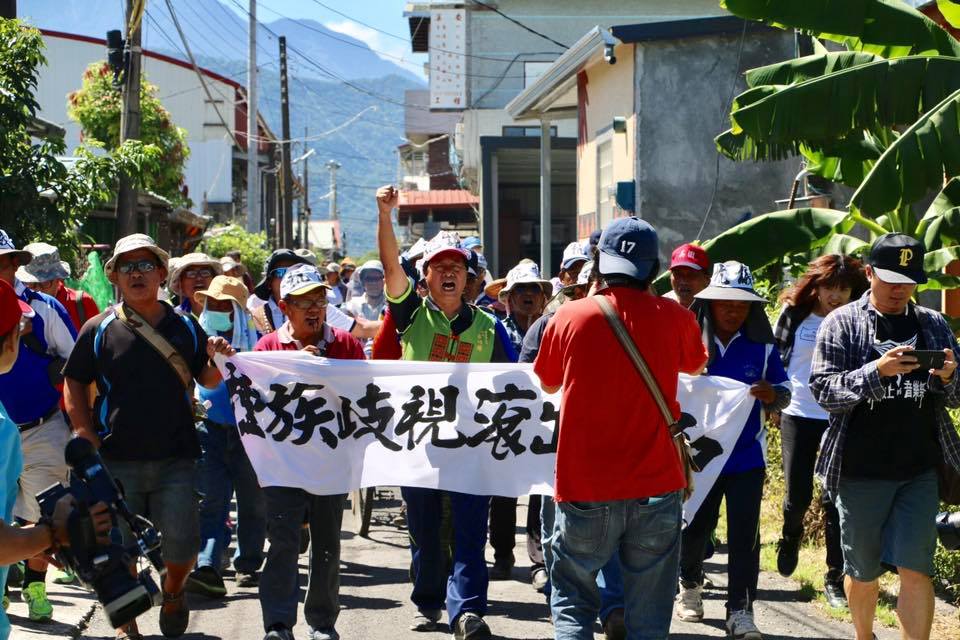 瑪家鄉長梁明輝率民眾抗議三和村遭違規整地回填，質疑有官商勾結，要縣府給個交代。 圖 : 翻攝梁明輝臉書