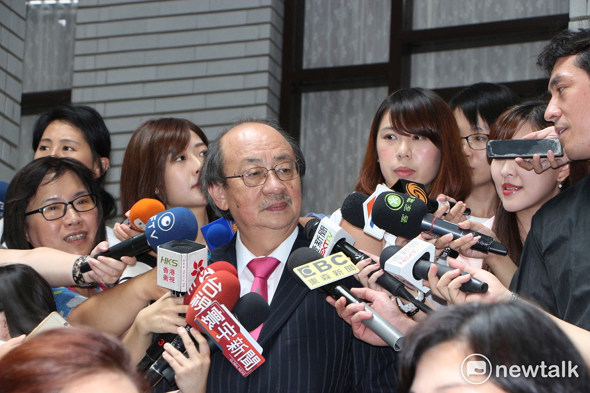隨後立院總召柯建銘也走出側門佇立台階上，簡短說幾句話後，就未繼續發表談話。 圖：廖品瑄／攝