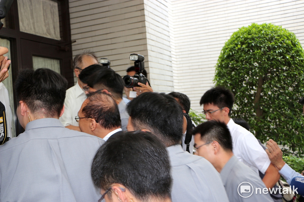 行政院長林全在國安人員護送下順利步入議場。 圖：廖品瑄／攝