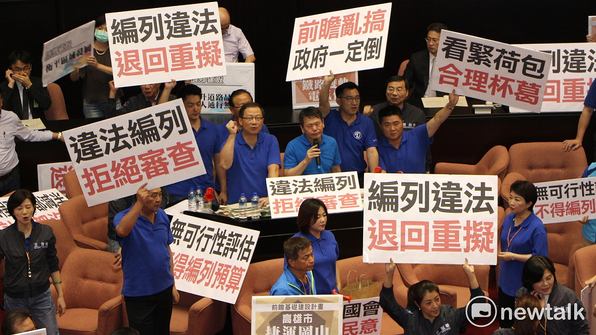 林全下午雖於國安人員護送下順利步入議場，卻仍遭國民黨立委以議場椅子堆疊出「結界」包圍佔住發言台，無法上台發言。 圖：廖品瑄／攝