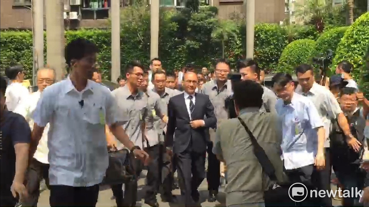 行政院長林全13日赴立法院報告前瞻計畫特別預算時，遭到國民黨杯葛，不過林全在報告書中提到，相信這項投資是值得的，是國家轉型、前進不可缺少的一步。 圖：林人芳／攝