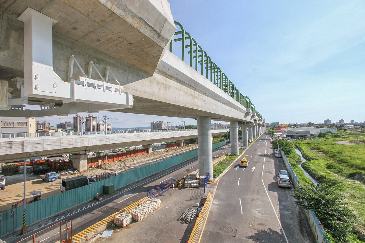 台中市交通局並進行大慶站聯通與大台中前瞻基礎軌道建設簡報。截至6月底，捷運綠線施工進度70.73%，捷運全線軌道已於5月底完成鋪設，目前主要進行車站裝修及水環設備安裝、電聯車測試、機電系統設備安裝及整合測試等作業，穩定朝明年試營運、109年底通車營運目標邁進。 圖:台中市府提供