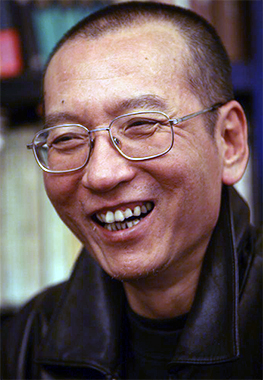 劉曉波於2008年起草《零八憲章》公布後，於同年12月8日晚間9點左右再度被捕入獄，2009年12月25日中國再以「煽動顛覆國家政權罪」起訴一審判處有期徒刑11年，因罹肝癌末期保外就醫，最後仍不幸病逝在保外就醫的瀋陽市中國第一醫院。 圖:取自維基百科