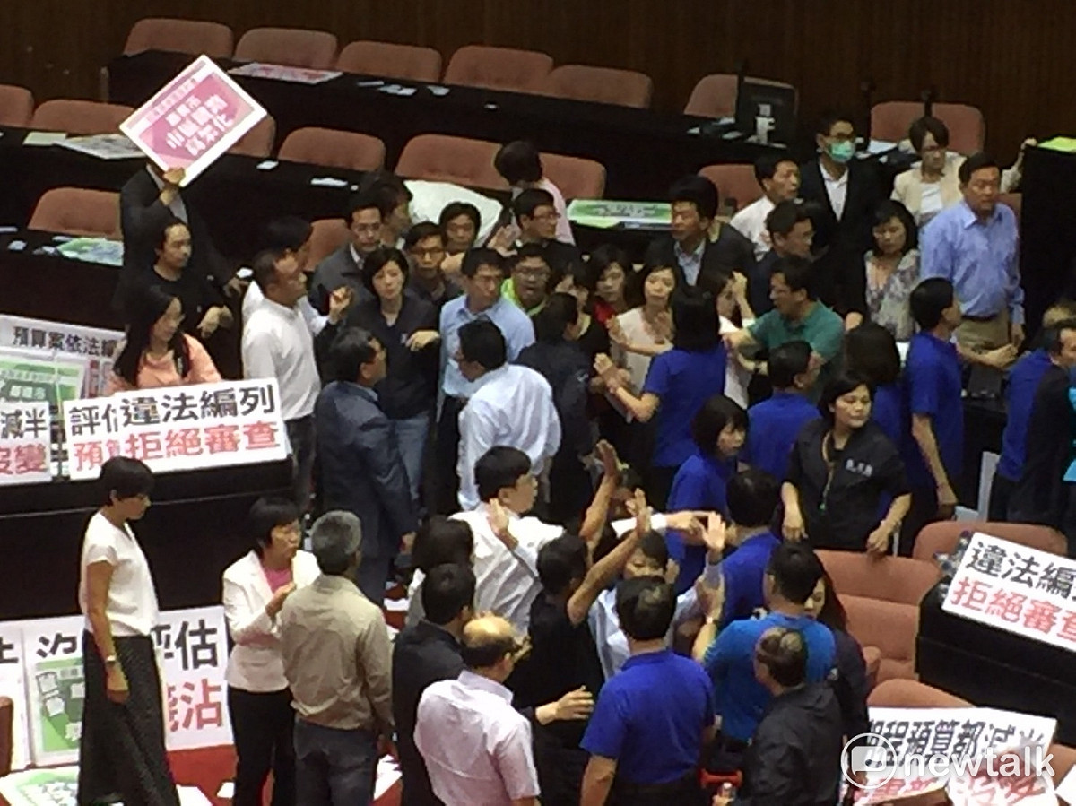 立法院臨時會今(14)日再爆肢體衝突，由於藍委今天堵行政院長林全行動再度失敗，導致議場戰再起。 圖:林人芳/攝
