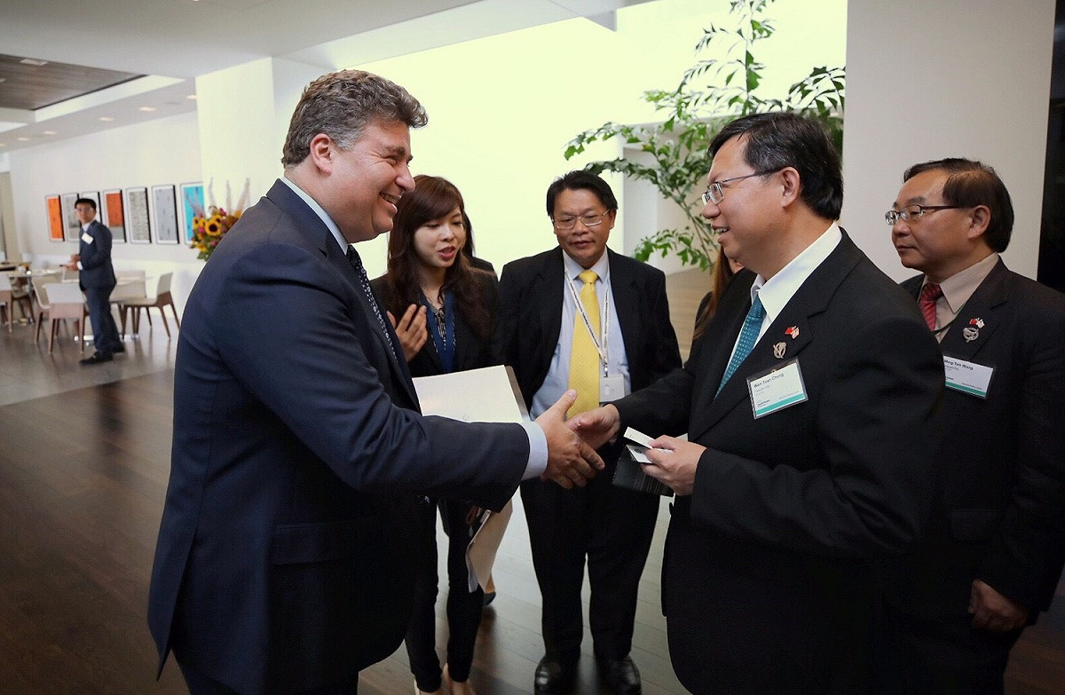 桃園市長鄭文燦率領市府團隊於美西時間13日參訪加州矽谷的輝達(NVIDIA)總部及慧與科技(HPE)。 圖:桃園市政府/提供